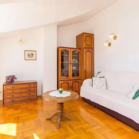 Apartment 50 Meter Bis Zum Mit Meerblick, Kueche, Wlan, Klima Pula