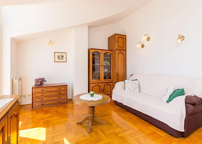 Apartman 50 Meter Bis Zum Mit Meerblick, Kueche, Wlan, Klima Pula