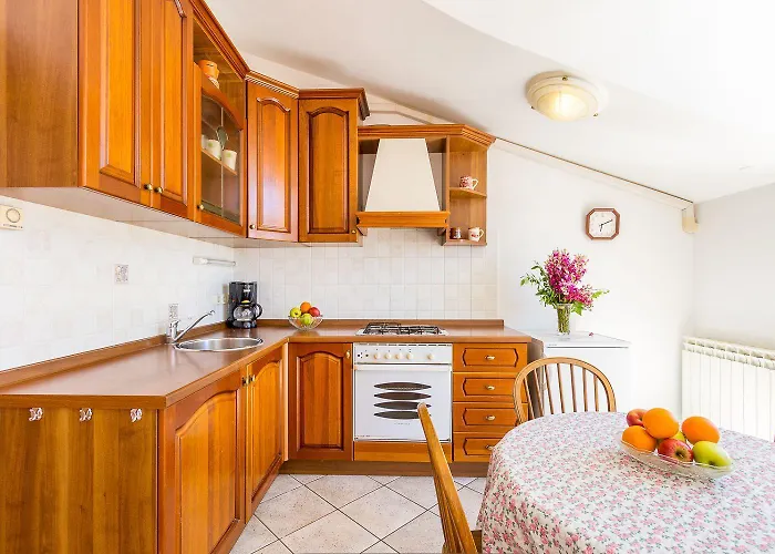 50 Meter Bis Zum Mit Meerblick, Kueche, Wlan, Klima Pula